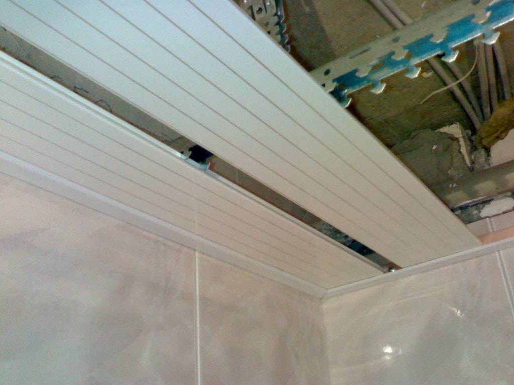 Реечный потолок в ванной комнате своими руками : правильный монтаж - ремонт и отделка
