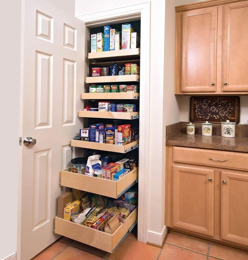 Кладовая на кухне. Выдвижной шкаф. Кладовка с выдвижными ящиками. Шкаф кладовая на кухне.