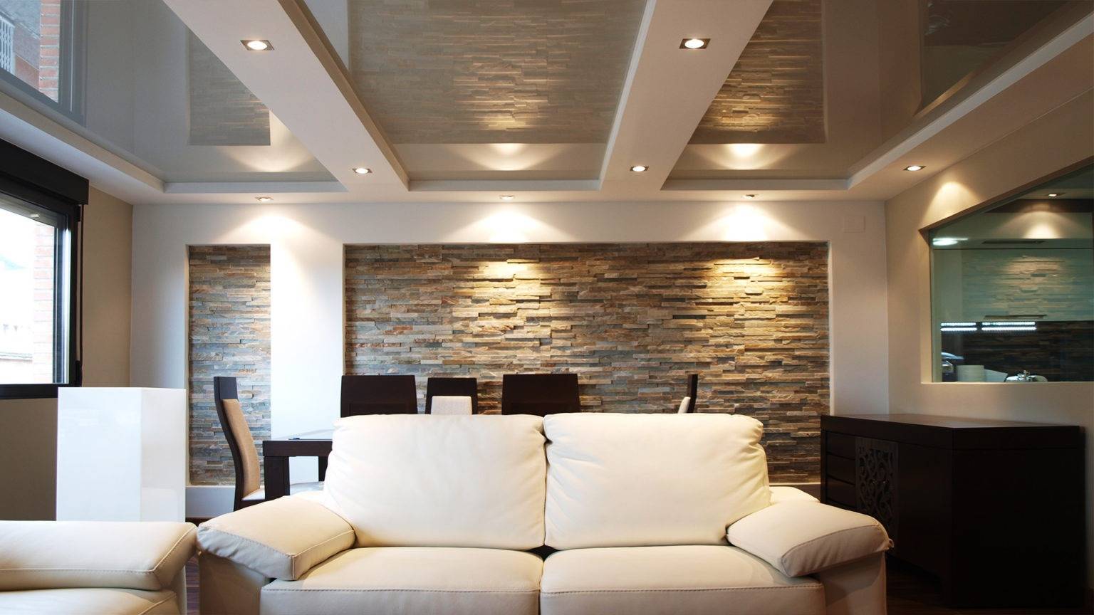 Какой потолок лучше: гипсокартонный или натяжной?