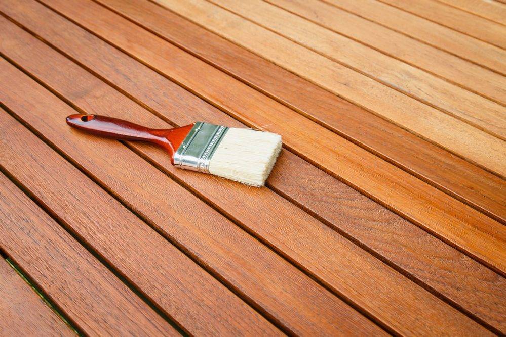 Выбор материалов для покраски деревянного дома внутри. порядок и особенности нанесения