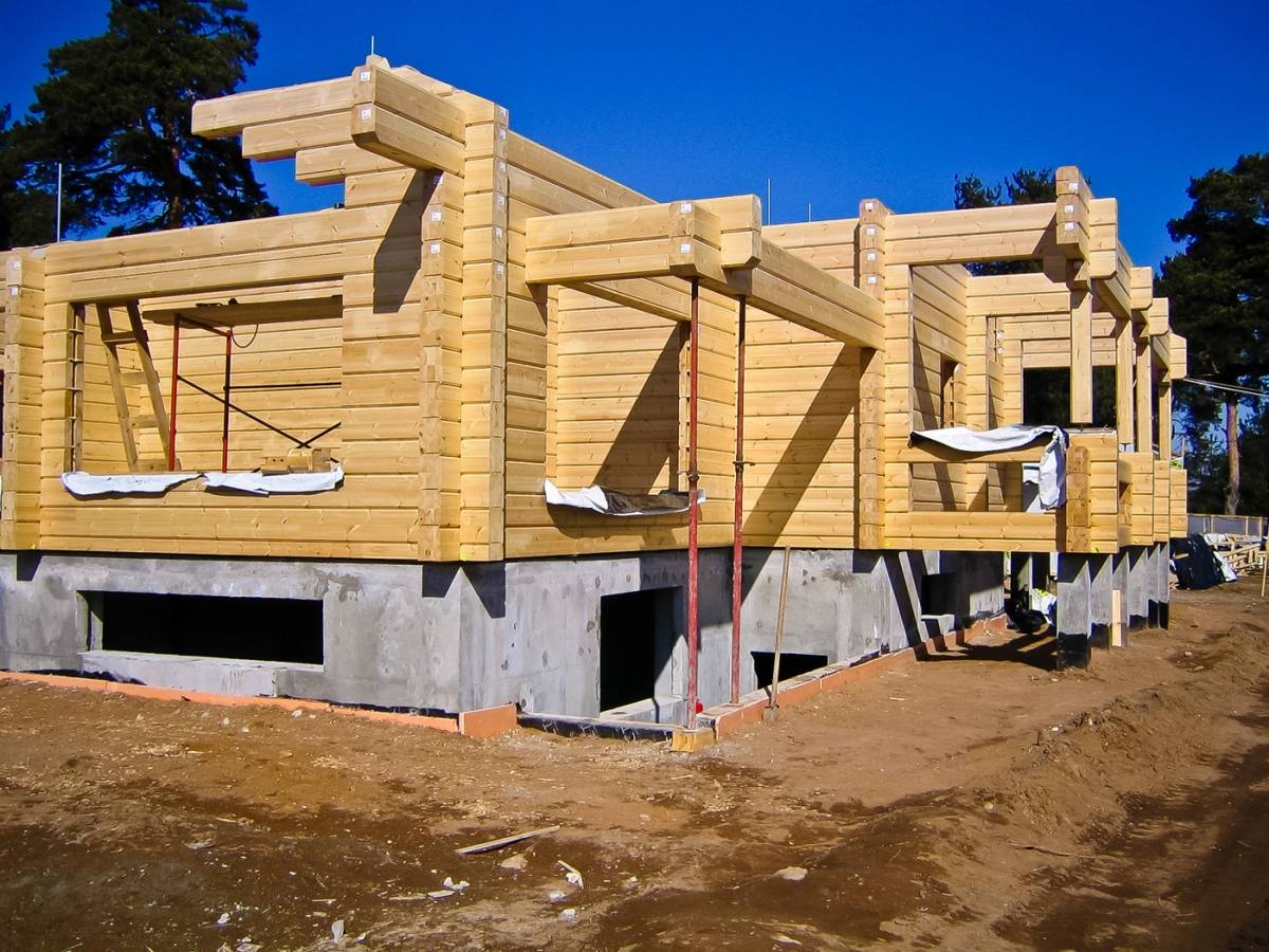 Строительство домов из клееного бруса: анализ преимуществ и особенностей