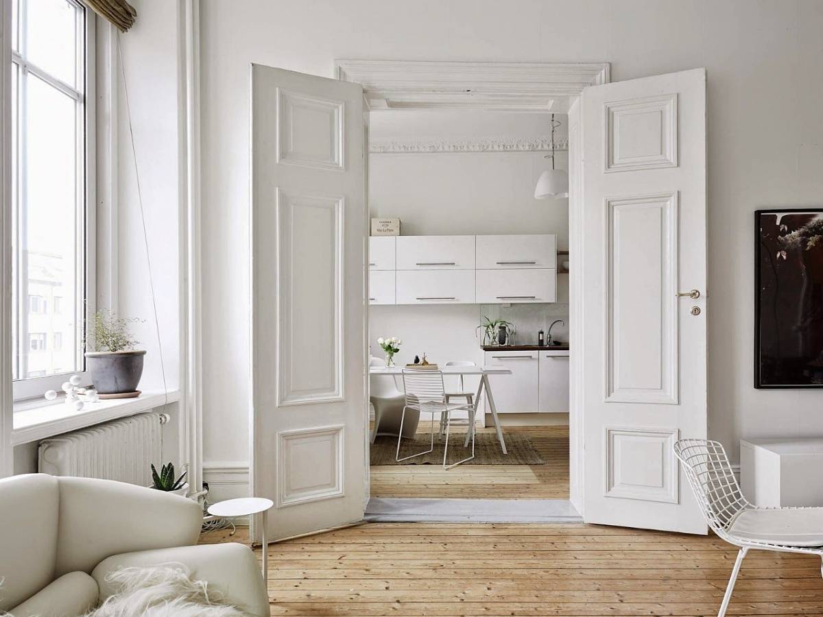Белые межкомнатные двери в интерьере квартиры — современные и классические варианты
