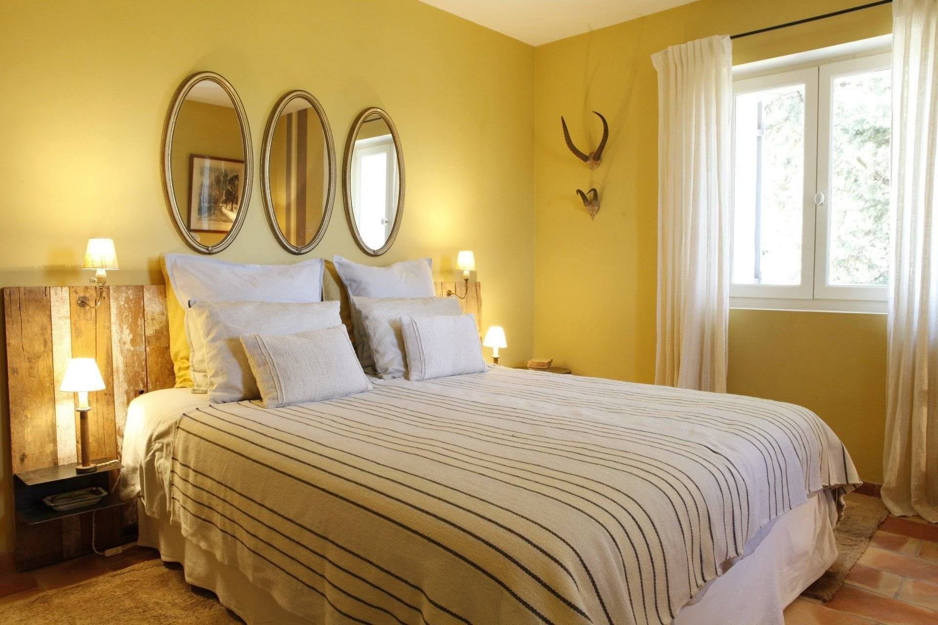 Желтая спальня - 100 фото дизайна спальни в желтых тонах