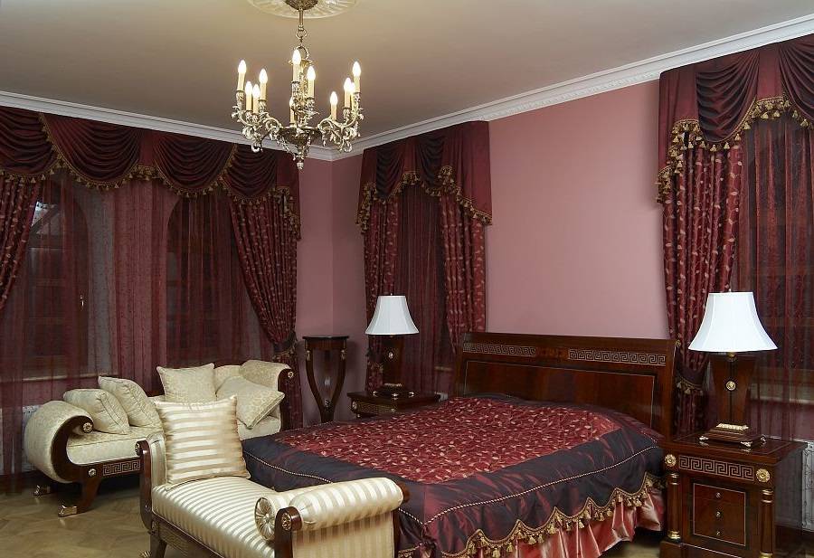 Бордовый диван в современном и классическом интерьерах