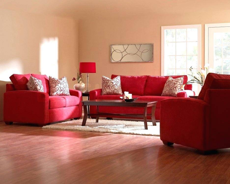 Красный диван, как правильно вписать в интерьер любого помещения