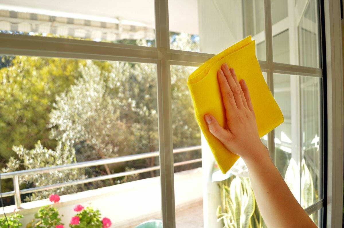 4 лайфхака как легко и без разводов помыть окна в домашних условиях