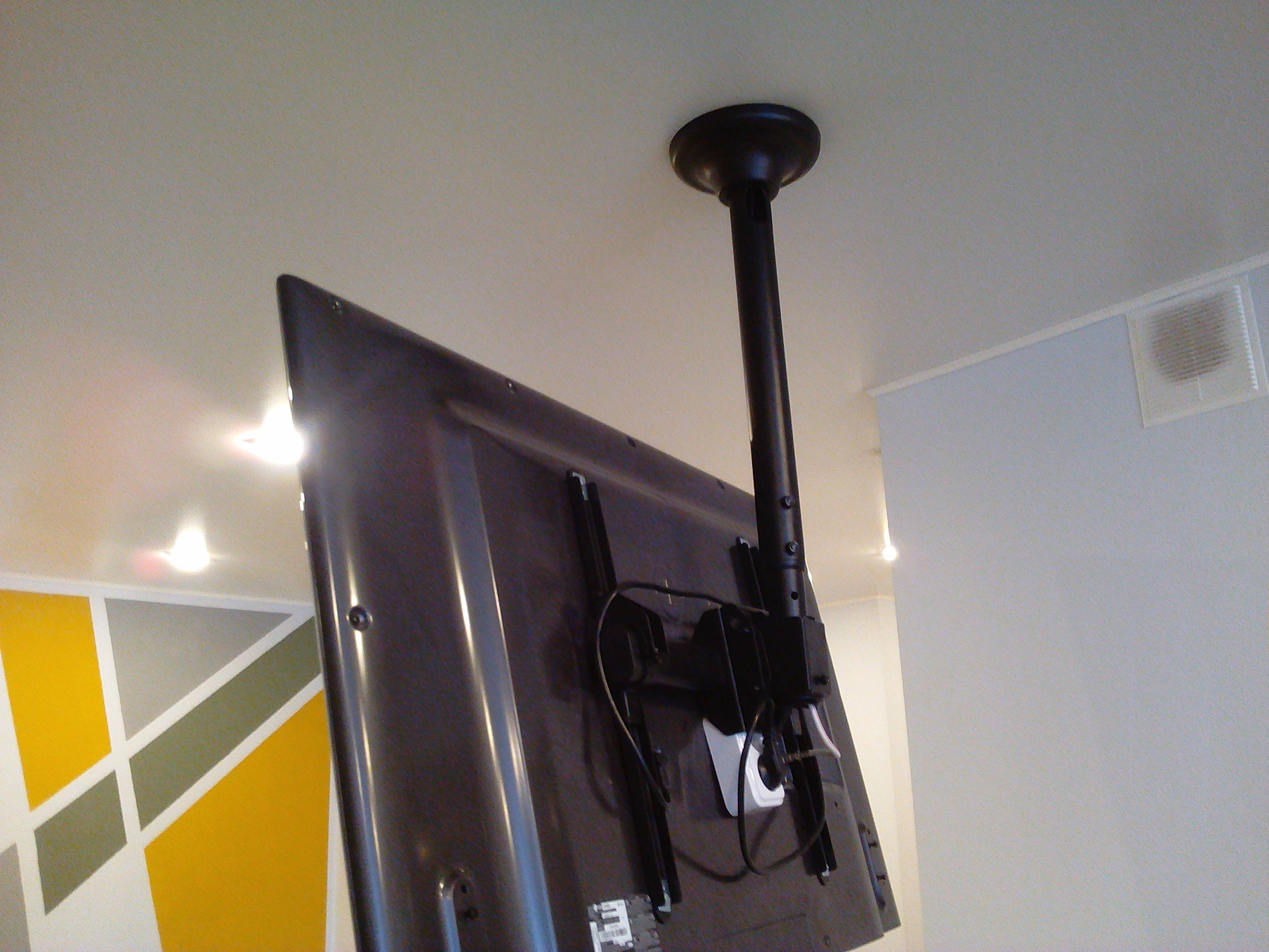 Крепление телевизора к потолку: кронштейны и потолочные крепления своими руками, как прикрепить потолочный поворотный лифт?