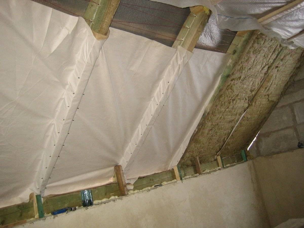 Утепляем потолок минватой в частном доме своими руками? на чердаке изнутри и снаружи- обзор +видео