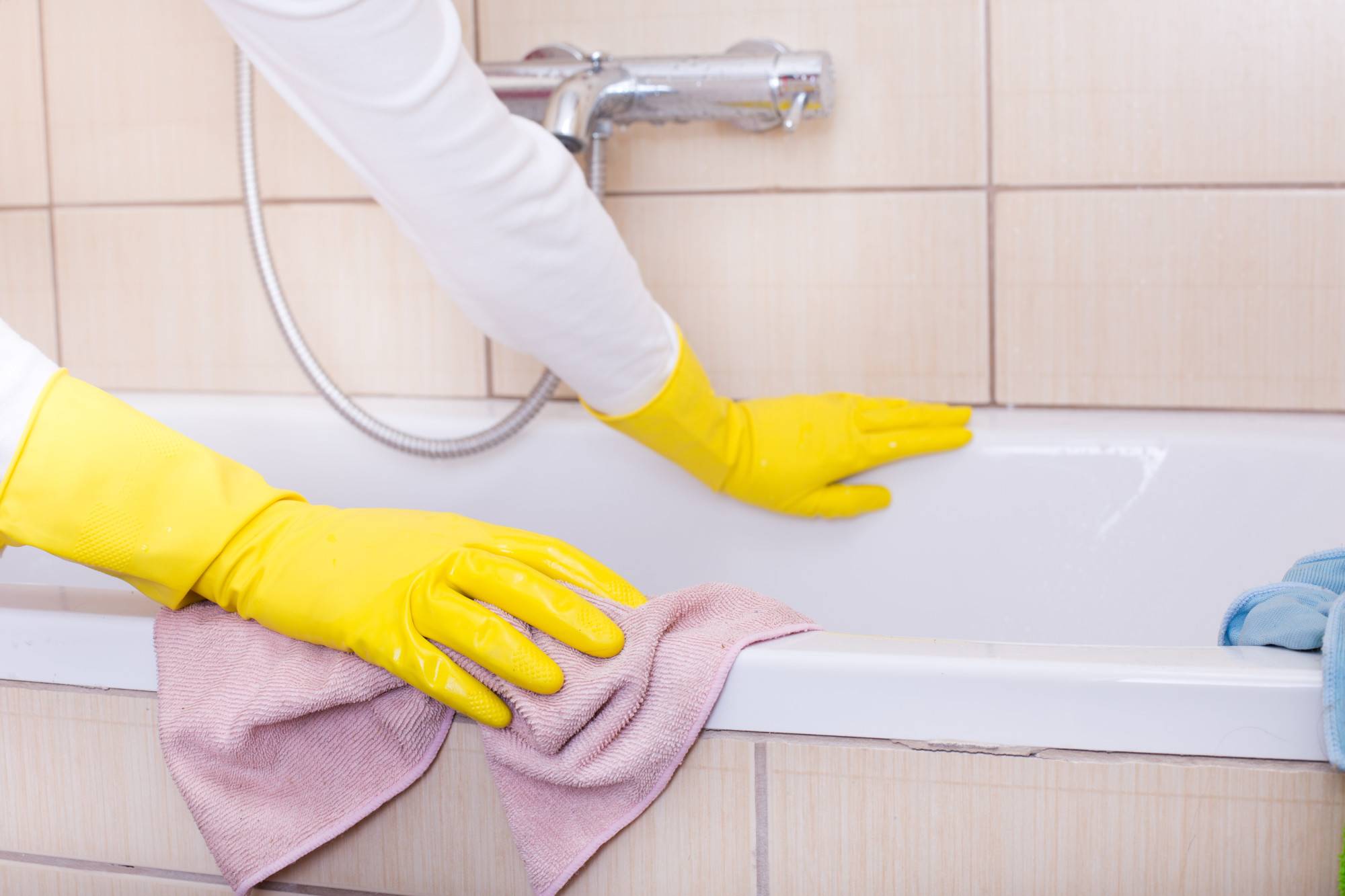 Как и чем бережно и эффективно очистить акриловую ванну в домашних условиях?