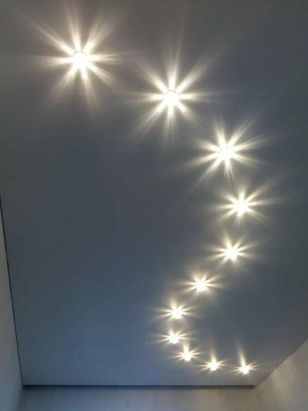 Расположение светильников на натяжном потолке: самые актуальные варианты размещения ламп с фото и как расположить точечные лампочки в зале, кухне и спальне