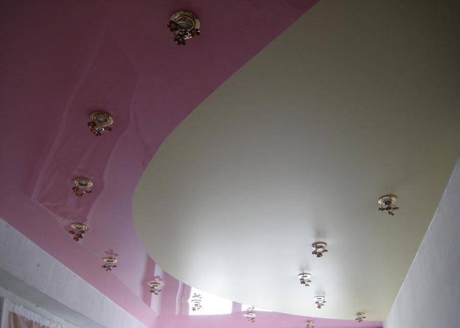 Двухцветные одноуровневые натяжные потолки в интерьере
