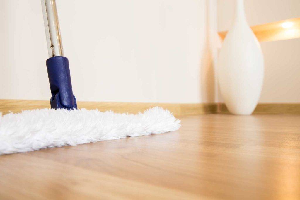 Уборка ламината: чем лучше мыть, как убрать вздутие, потертости и царапины, вернуть блеск покрытию в домашних условиях?