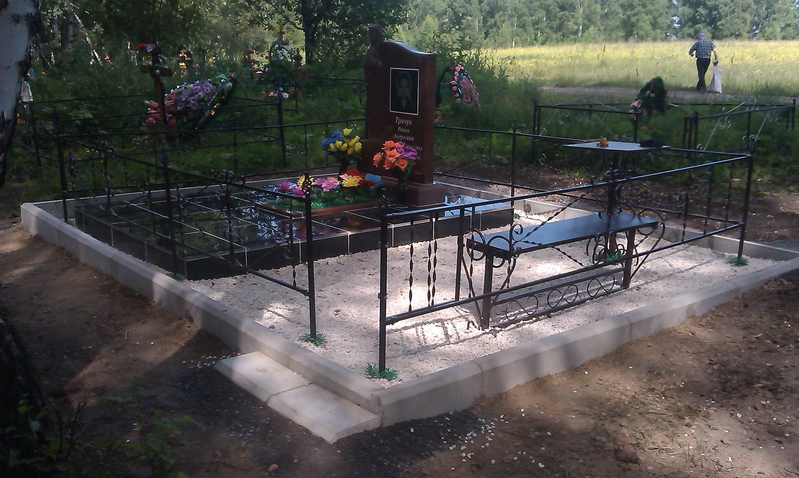 Укладка(облицовка) тротуарной плитки на кладбище своими руками