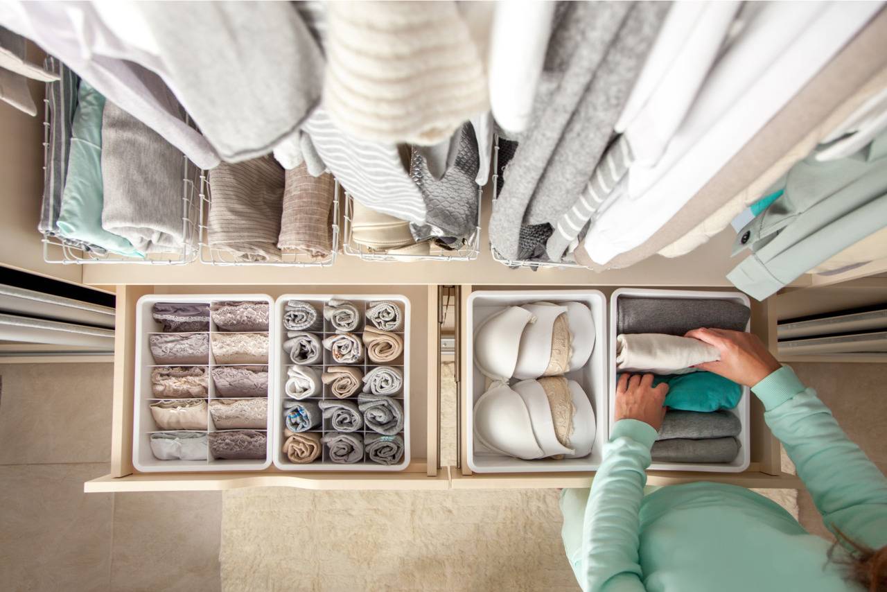 15 идей, как компактно сложить вещи в шкафу - правильная организация хранения одежды