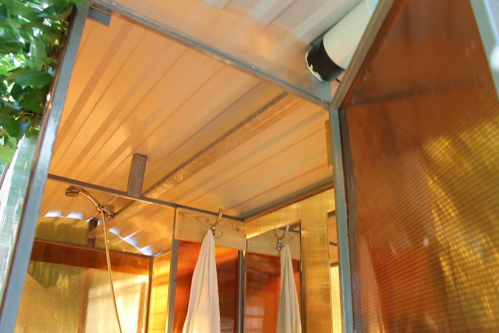 Как сделать летний душ для дачи с подогревом своими руками - душевую кабину из поликарбоната и раздевалкой - фото