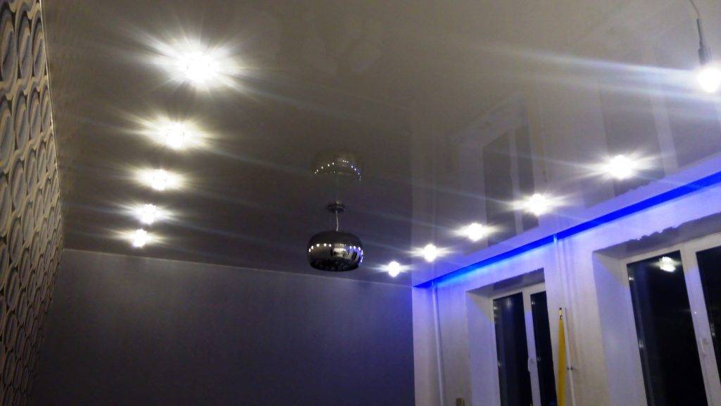 Схема расположения точечных светильников на потолке.