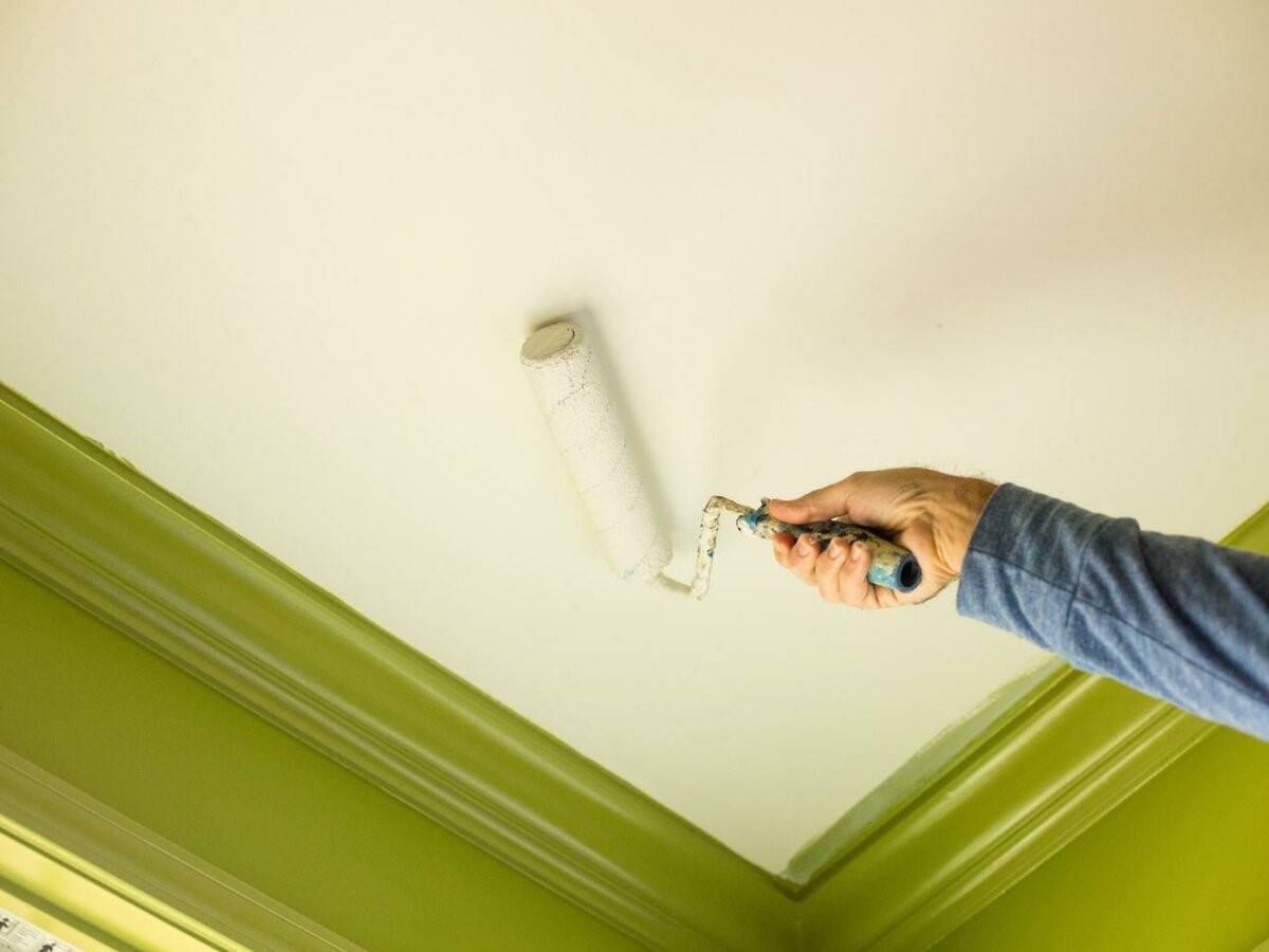 Какую лучше выбрать краску для потолка в квартире?