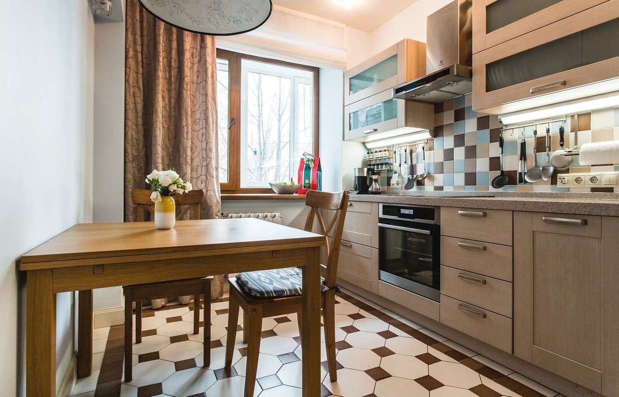 Кухня 7 кв. м. — реальные примеры современного дизайна и удачной планировке в маленькой кухне (115 фото)