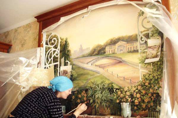 Фрески в интерьере гостиной: как гармонично вписать древнее искусство в современный дом (36 фото)