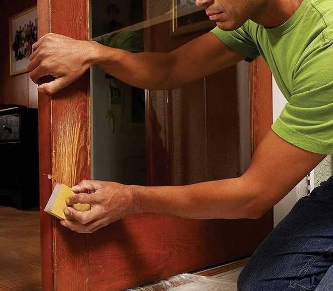 Как отремонтировать деревянную межкомнатную дверь своими руками
