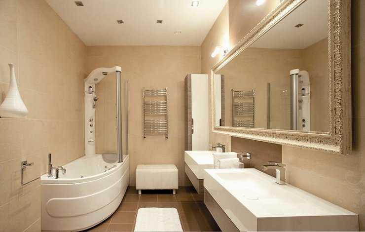Бежевая ванная комната, удачные сочетания цветов в дизайне интерьера, выбор плитки для пола и стен, раковины, штор, мебели и коврика