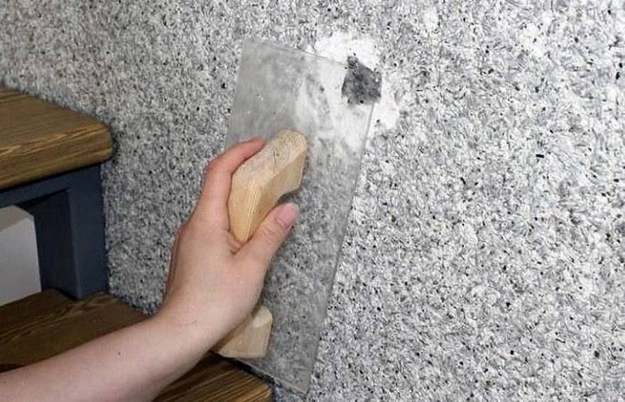 Удаление жидких обоев со стен: чем можно удалить, какие средства использовать и как долго убирают обои своими руками?