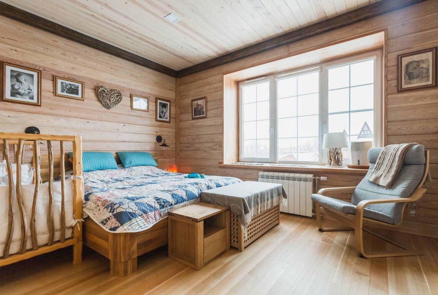 Дизайн интерьера спальни в деревянном доме: 20 фото