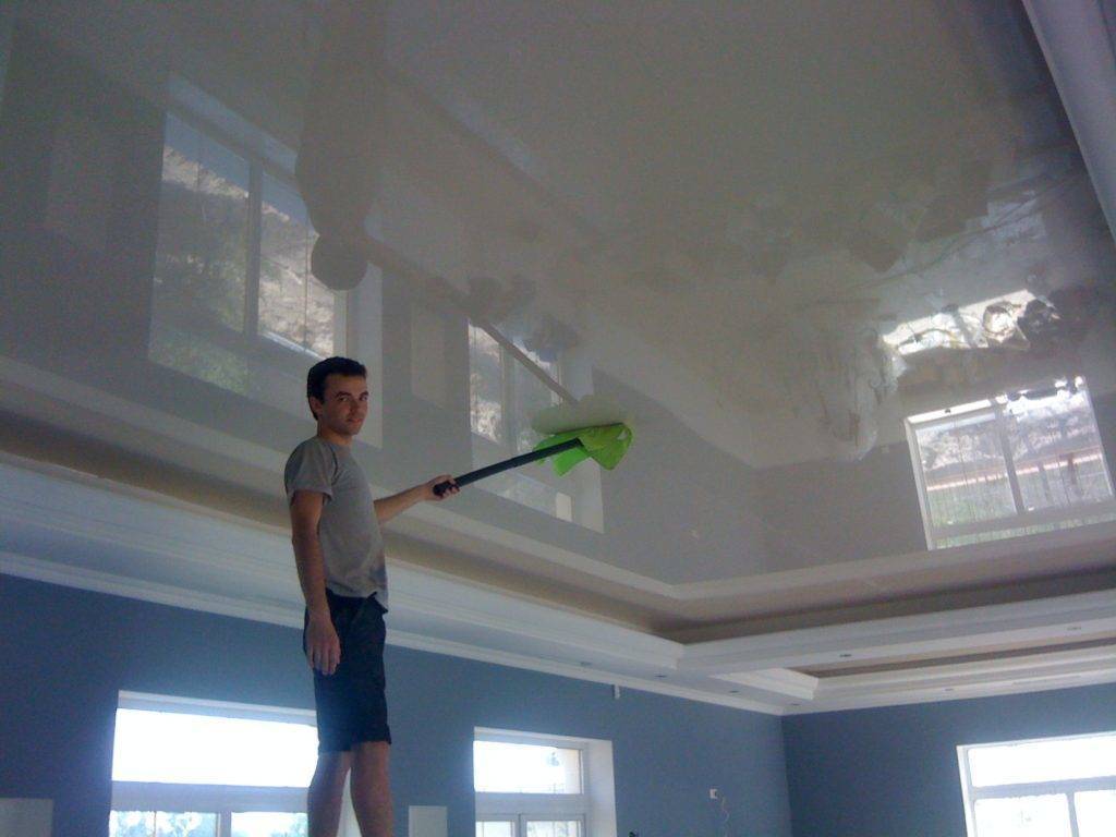 Как помыть натяжной потолок без разводов в домашних условиях (глянцевый и матовый)