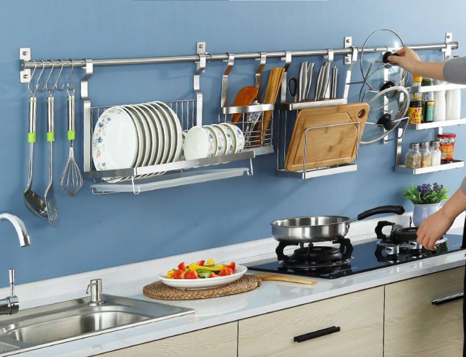 Рейлинги для кухни: как правильно выбрать, установить, повесить полки и крючки, фото в интерьере