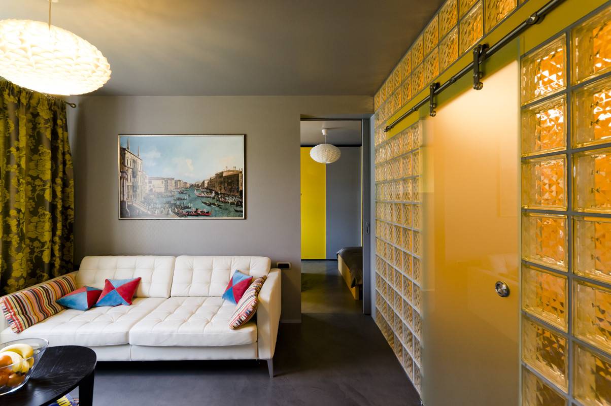 Стеклоблоки в интерьере квартиры: особенности применения, преимущества, 30 фото идей