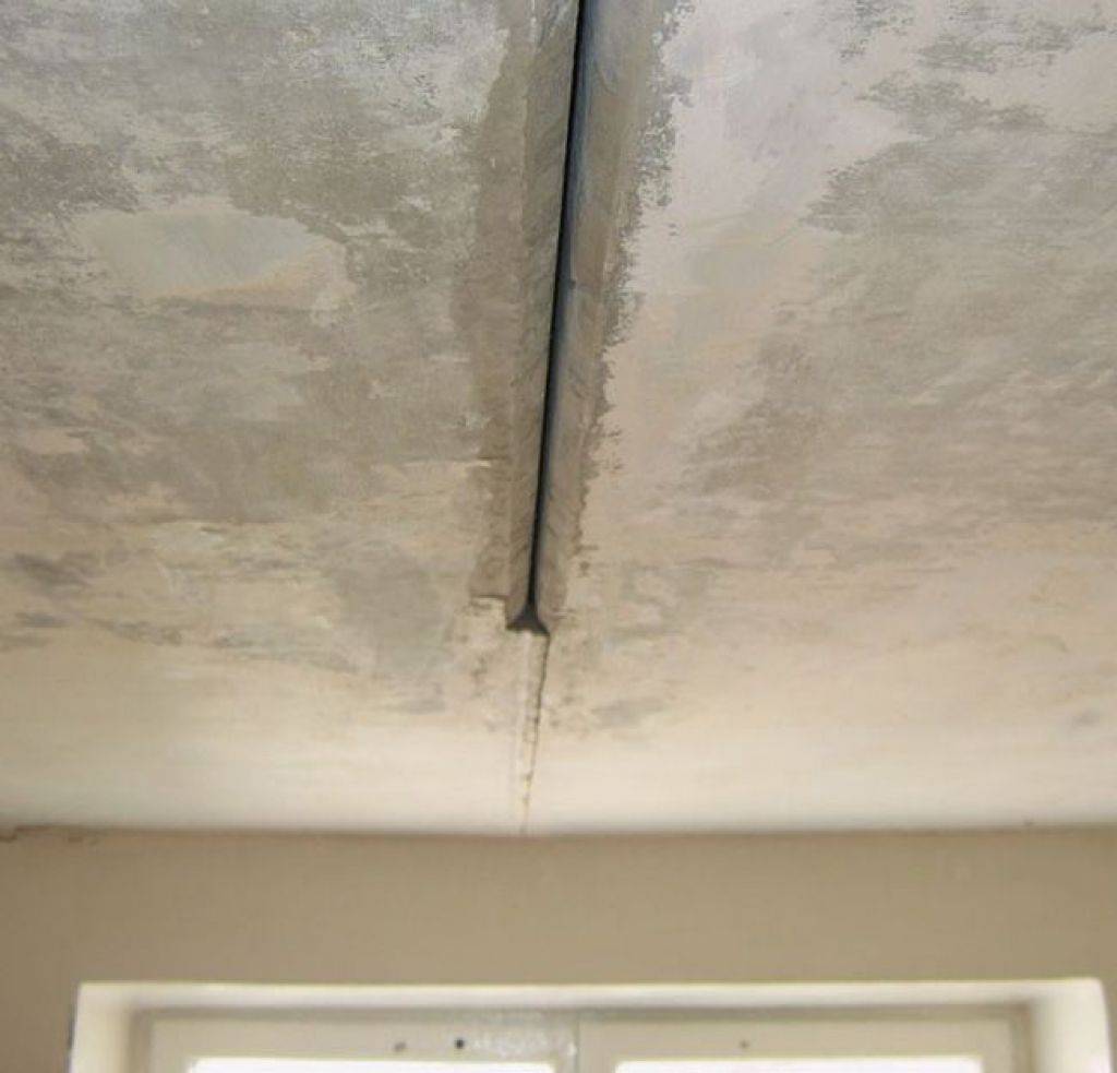 Как заделать швы на потолке между плитами: чем замазать трещину или стыки