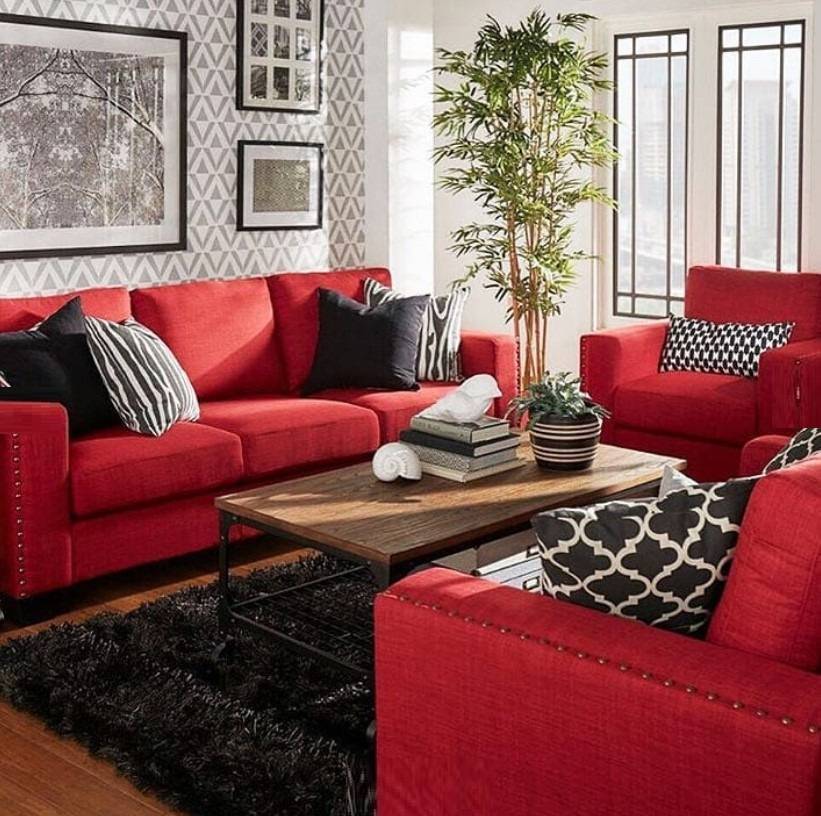 Красный диван и особенности его сочетания с разными стилями