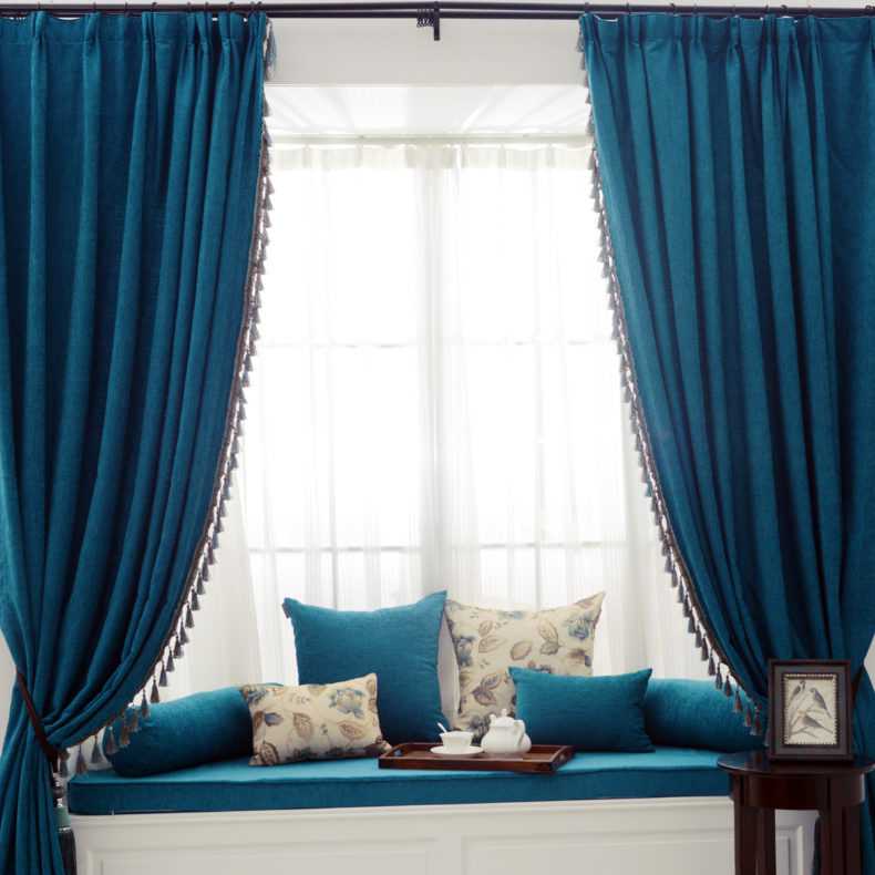 Голубые шторы: применение в разных стилях и интерьерах