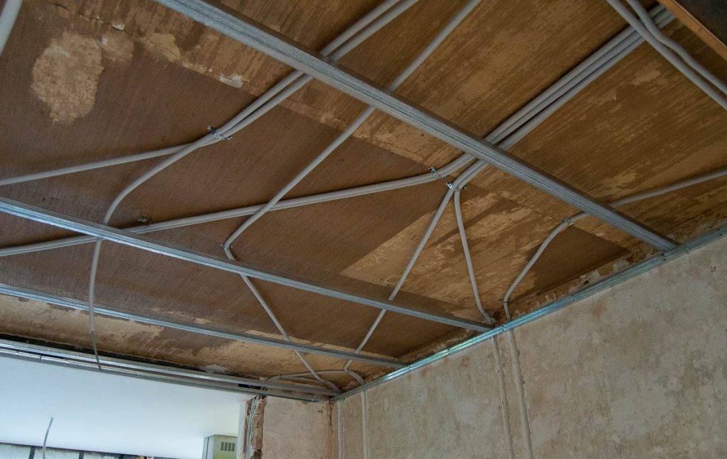 Гипсокартон на потолок в деревянном доме: 3 варианта монтажа