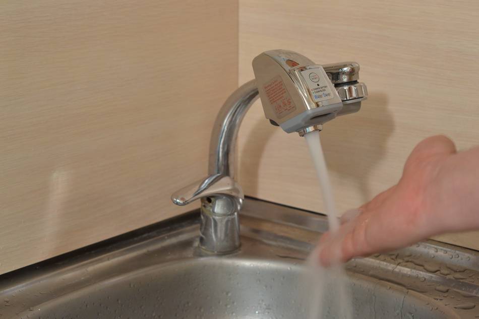 Как можно экономить расход воды в квартире с счётчиками: советы по выбору насадки на душ и аэратора на смесители