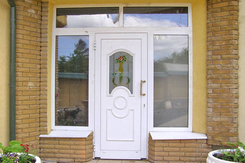 Пластиковые входные двери для частного дома из пвх: наружные модели, фото, отзывы, установка