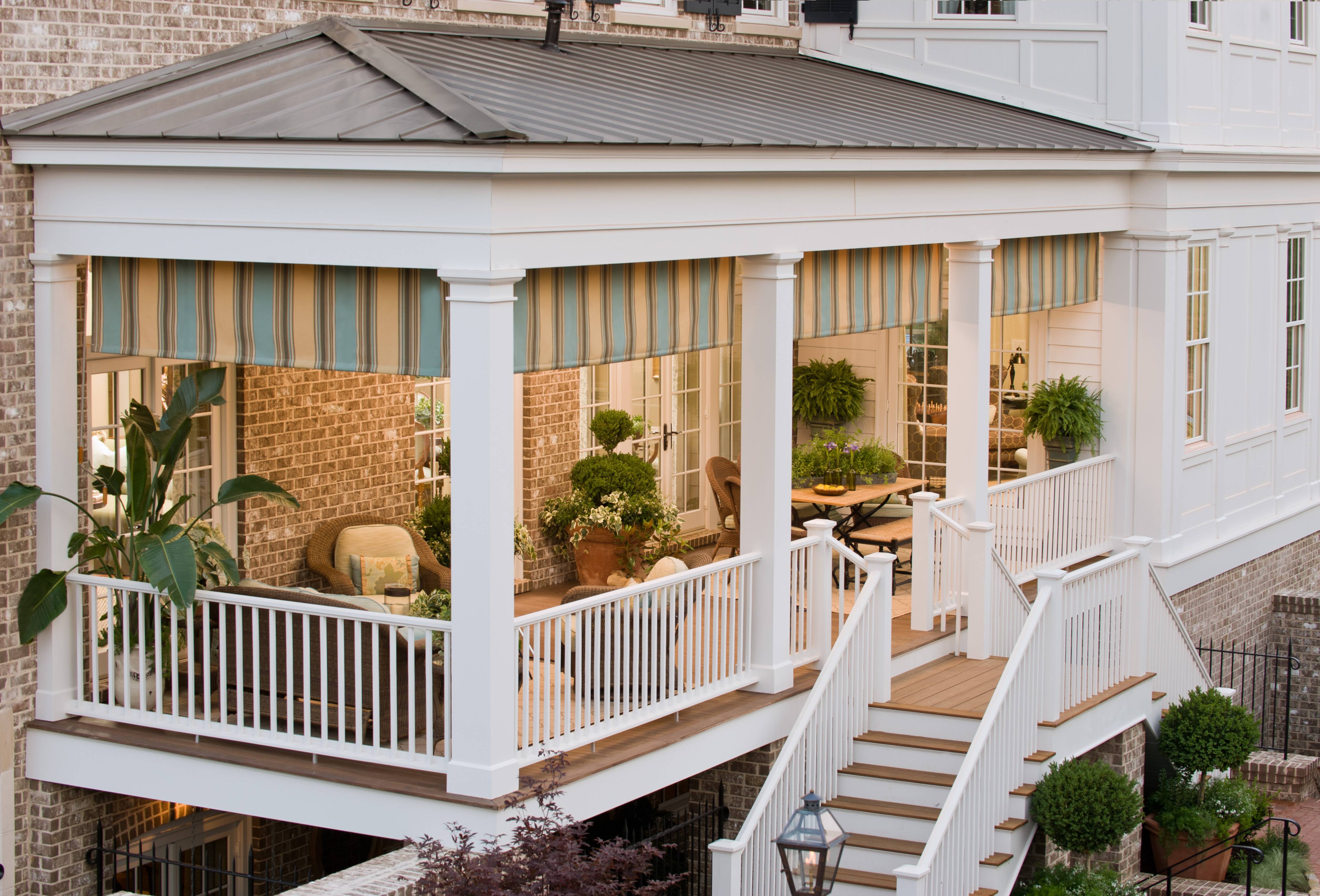 Двухэтажный дом с балконом: проект дизайна оформления, фото примеров с террасой