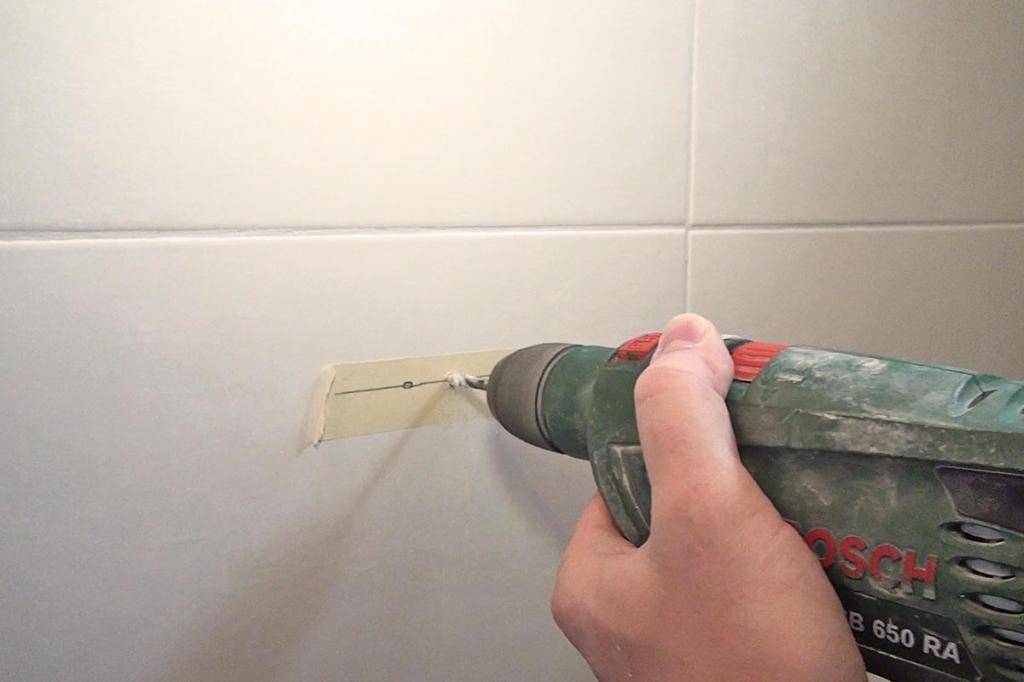 Как сверлят кафельную плитку на поверхности стены в ванной: технология и инструмент