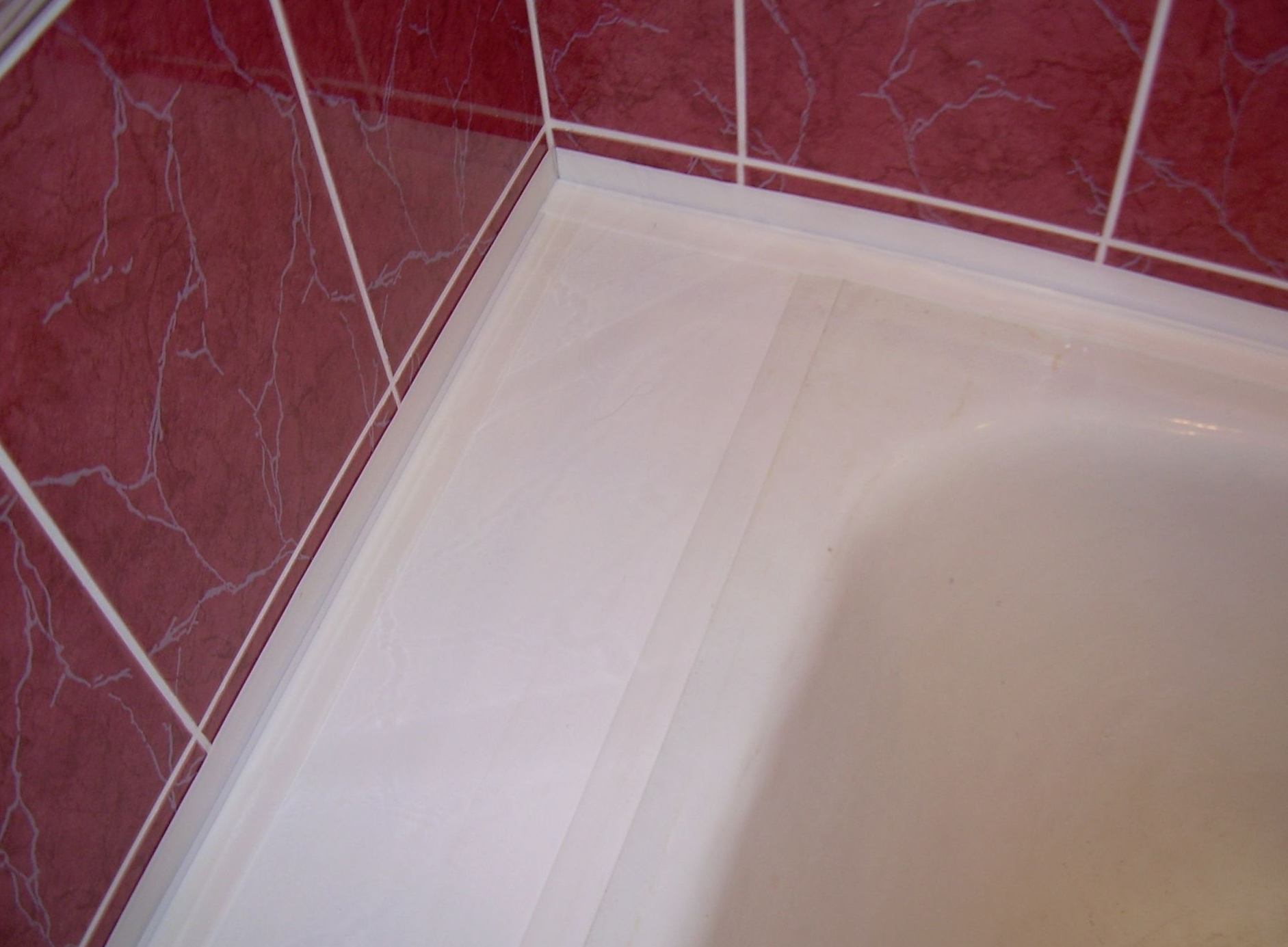 Стык между ванной и плиткой: как сделать герметичное примыкание, последовательность укладки кафеля, чем покрасить плиточное покрытие