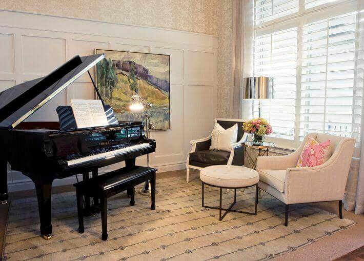 Дизайн гостиных с пианино и роялем – особенности смещения акцентов и примеры декорирования (91 фото + видео)