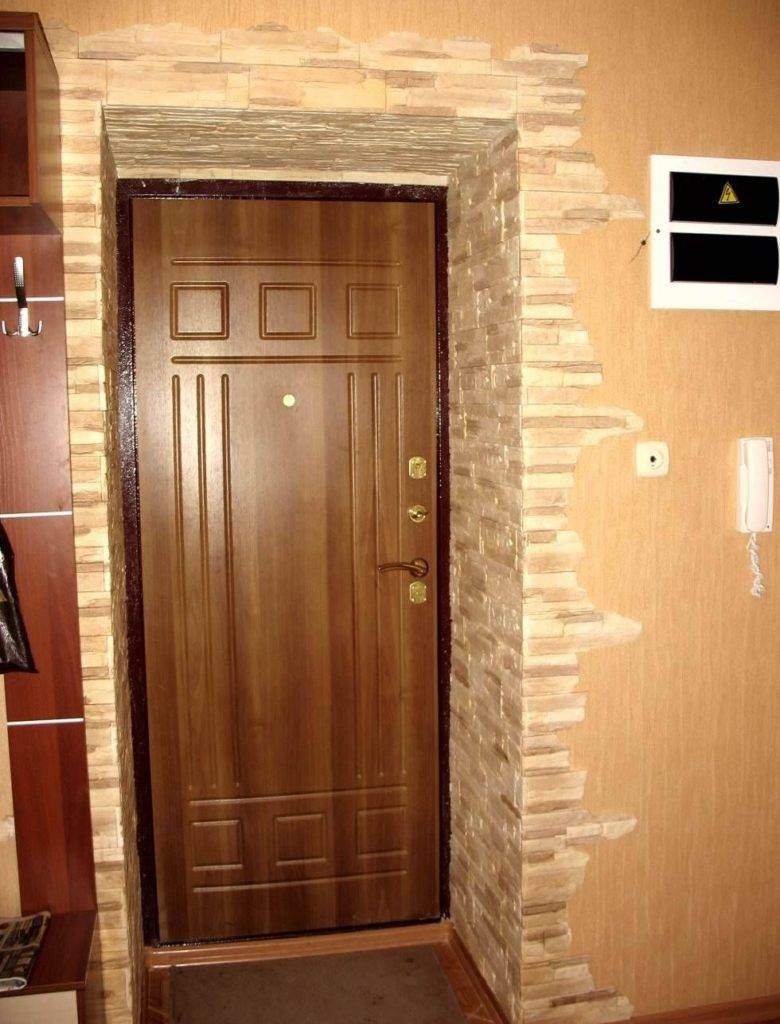 Отделка дверей декоративным камнем своими руками: внутренняя и наружная облицовка входных проемов и откосов вокруг них в квартире, фото вариантов работ