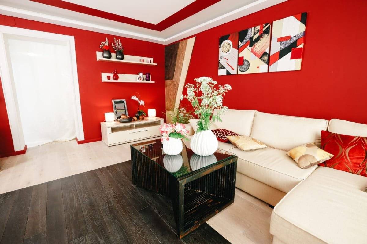 Серо красный интерьер гостиной (фото)