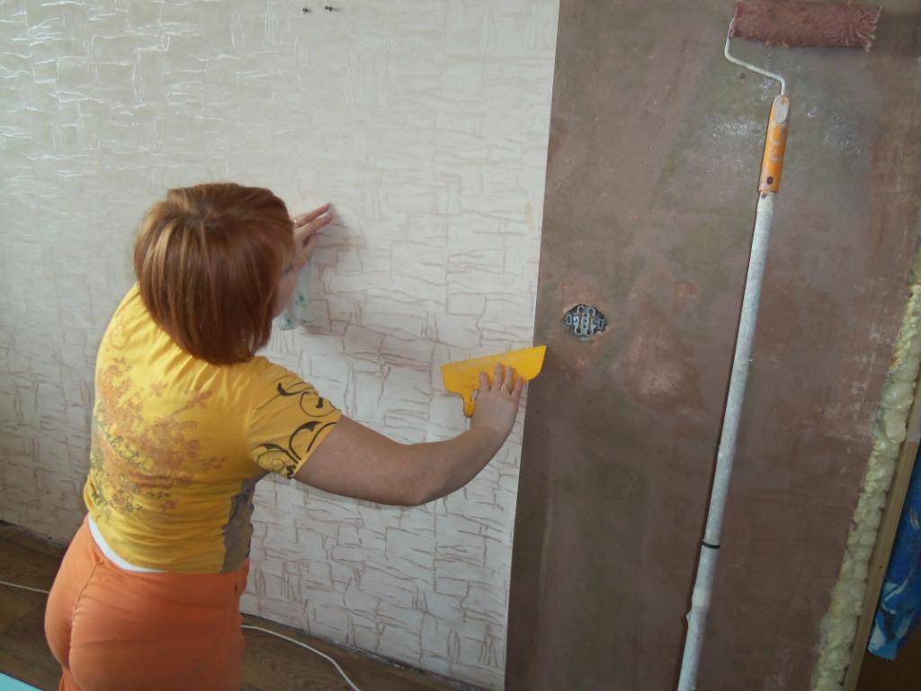 Можно ли клеить обои на бетонные стены без шпаклевки, чтобы они не отклеились, подготовка стен к поклейке