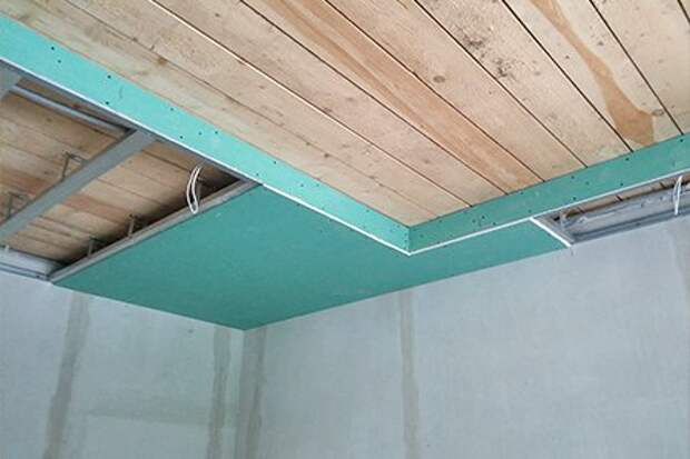 Гипсокартон на деревянный потолок - как правильно крепить?