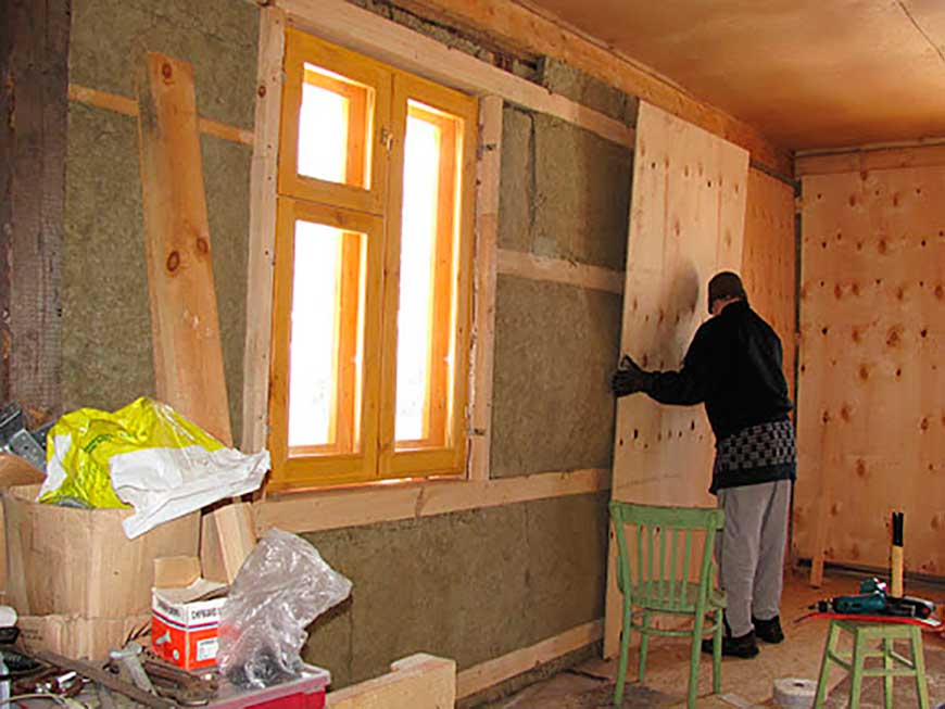 Использование фанеры для отделки стен внутри дома