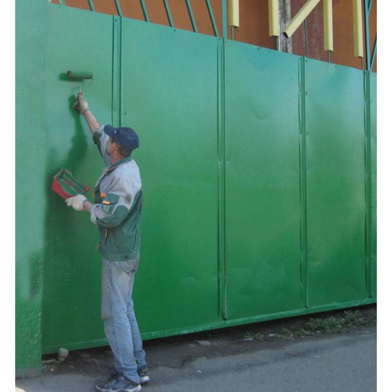 Покраска бетонного забора: подготовка и подбор материала, нанесение красителя