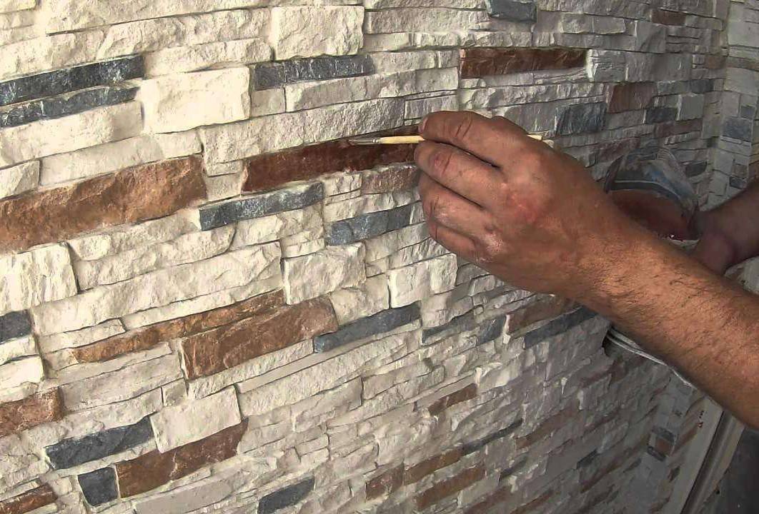 Как клеить декоративный камень из гипса на стены с обоями?