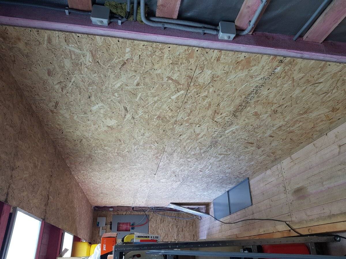 Потолок из осб: как крепить плиты к потолку, отделка, монтаж осп на потолок, обшивка, как обшить плитой, как подшить, подшивка, чем отделать