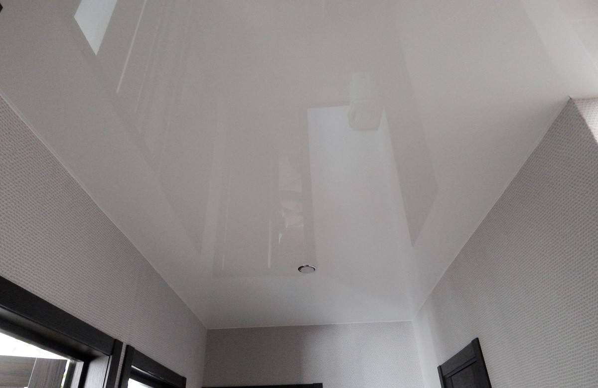 Натяжные потолки в интерьере квартиры (200 фото)
