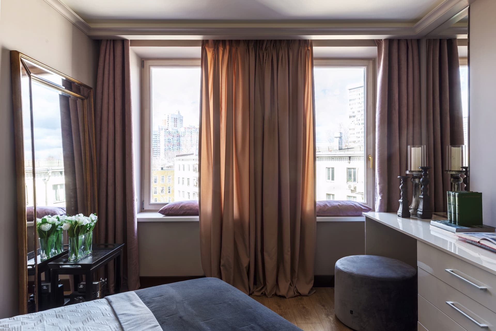 Коричневые шторы в интерьере: 97 современных фото, красивые идеи оформления окна